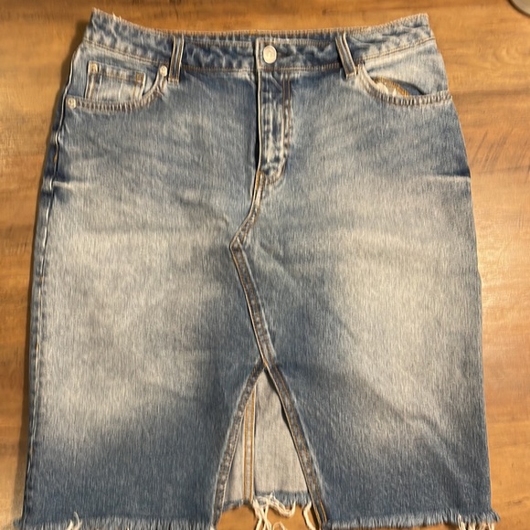 Beautiful medium length jeans skirt ripped - Picture 3 of 12